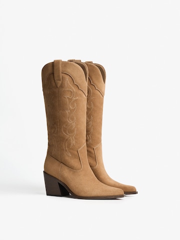Cizme de cowboy de la Bershka pe bej