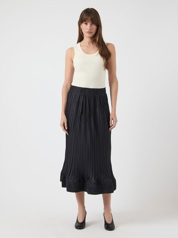 YAS - Falda en negro: frente