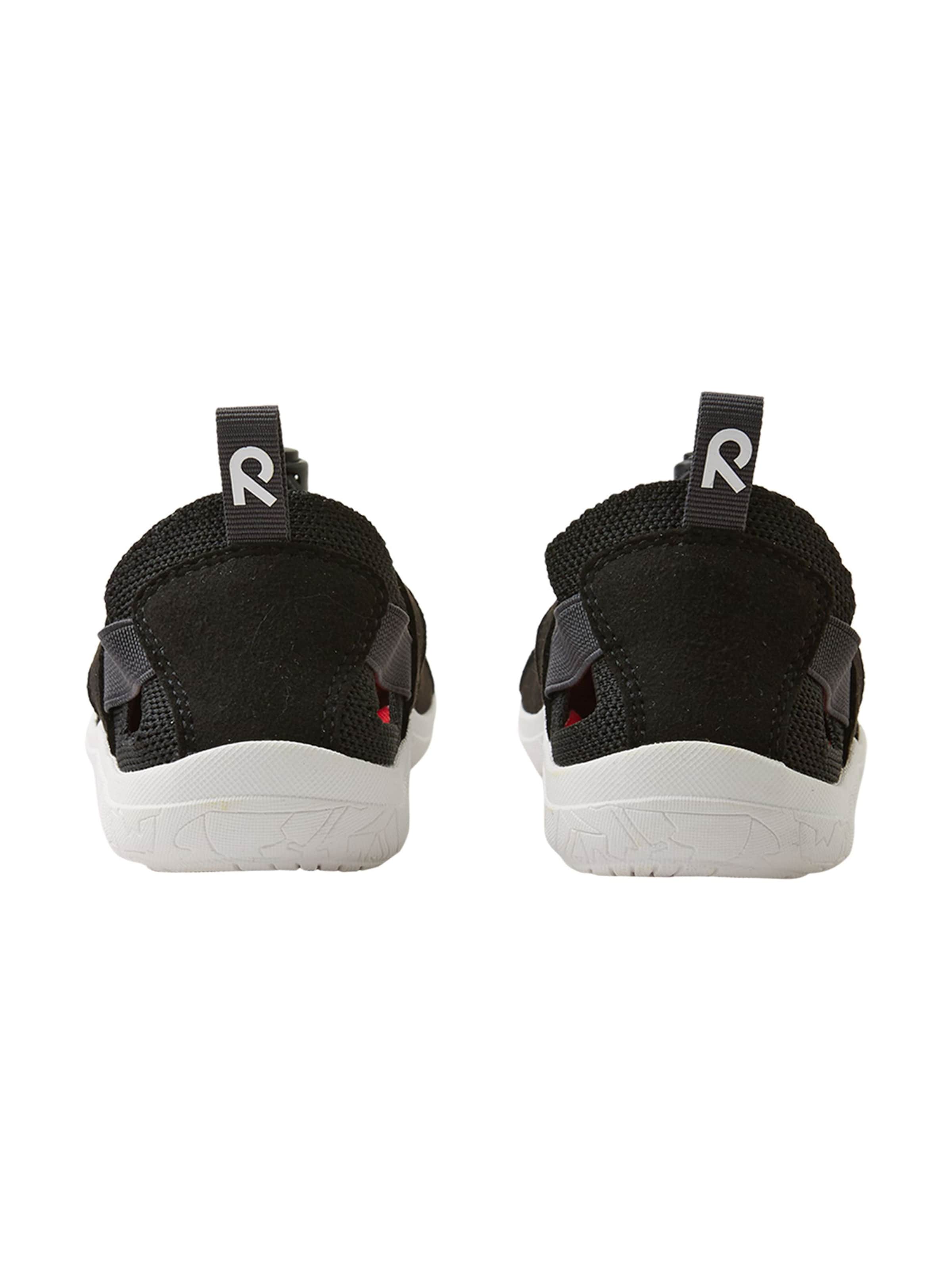 Chaussures ouvertes Reima en noir