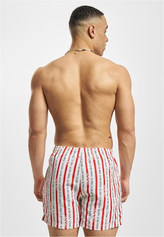 Shorts de bain Karl Kani en rouge