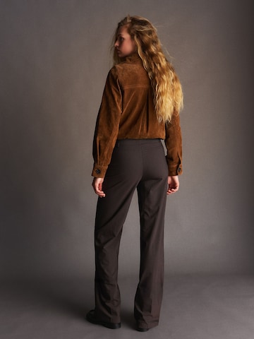 Bershka Loosefit Ráncos nadrág - barna