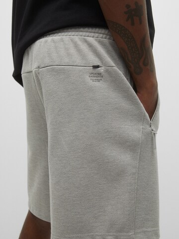 Pull&Bear Regular Shorts in Grau