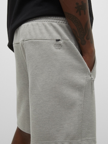 Pull&Bear Regular Shorts in Grau