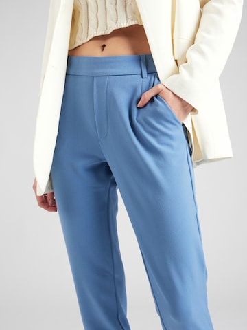 Slimfit Pantaloni con pieghe 'VARONE' di VILA in blu