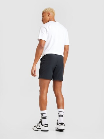 NIKE Normalny krój Spodnie sportowe w kolorze czarny