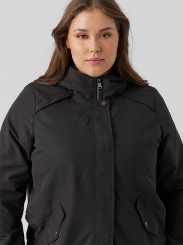 Vero Moda Curve Tussenparka in Zwart