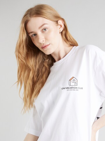 On Vacation Club Bluser & t-shirts 'Mi Casa' i hvid