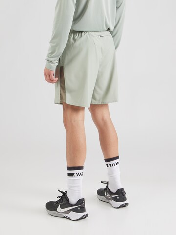 Regular Pantaloni sport 'CHALLENGER' de la NIKE pe verde