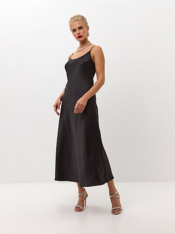 Abito 'Midi satin slip dress 'Majestic'' di Serena Silueta in nero: frontale