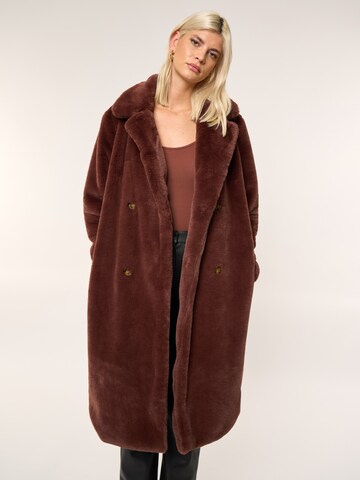 Manteau d’hiver 'Amy' ABOUT YOU x Laura Giurcanu en marron : devant