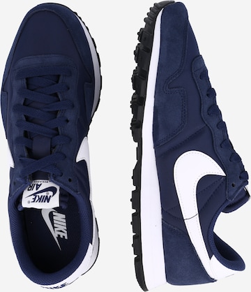 Nike Sportswear Trampki niskie 'AIR PEGASUS 83' w kolorze niebieski