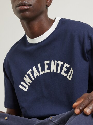 POMPEII - Camiseta 'UNTALENTED' en azul