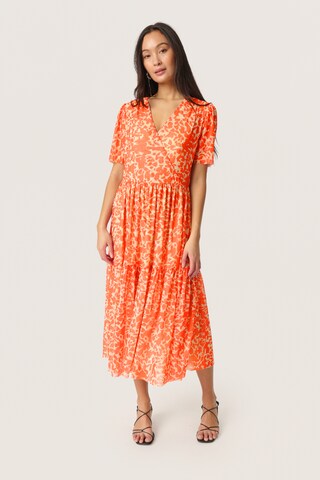 SOAKED IN LUXURY Dirndl i orange: forside