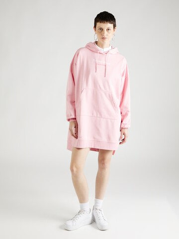 Tommy Jeans Kleid 'ESS' in Pink: predná strana