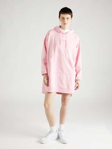 Tommy Jeans Kjole 'ESS' i pink: forside