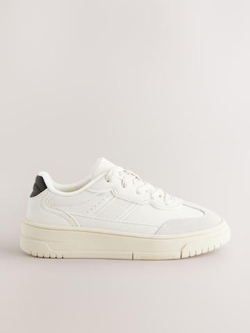 Baskets Next en blanc