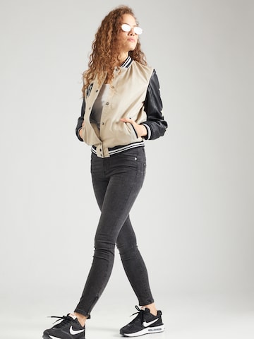 Coupe slim Jean 'ALIA' VERO MODA en noir