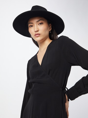 Robe minimum en noir