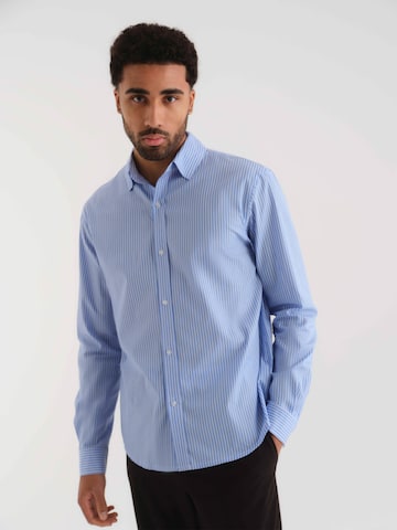 ABOUT YOU x Kevin Trapp - Regular Fit Camisa 'Nino' em azul: frente