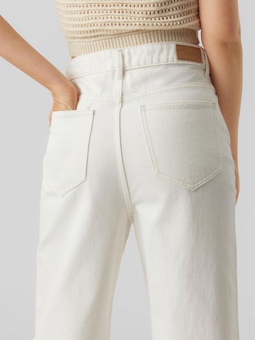 Wide leg Jeans 'KATHY' di VERO MODA in bianco