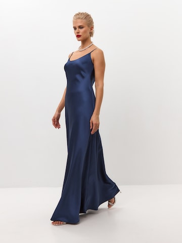 Robe 'Maxi satin slip dress 'Serene'' Serena Silueta en bleu