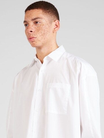 Fit confort Chemise TOPMAN en blanc