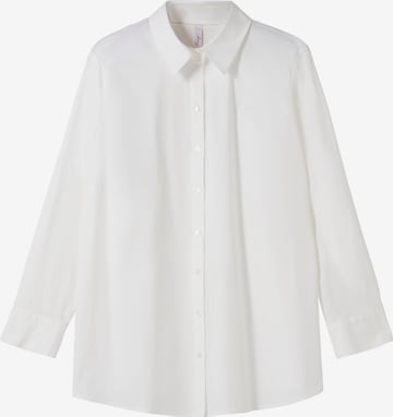 SHEEGO - Blusa em branco: frente