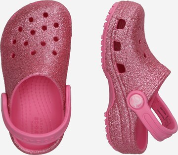 Pantofi deschiși de la Crocs pe roz