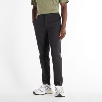 Pantalon new balance en noir : devant