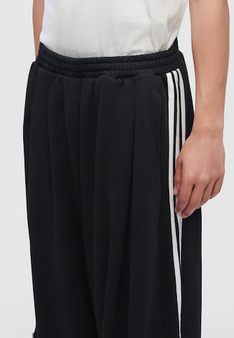 juoda ADIDAS ORIGINALS Plačios klešnės Klostuotos kelnės 'ADIBREAK'