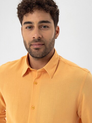 Dandalo - Ajuste confortable Camisa en naranja