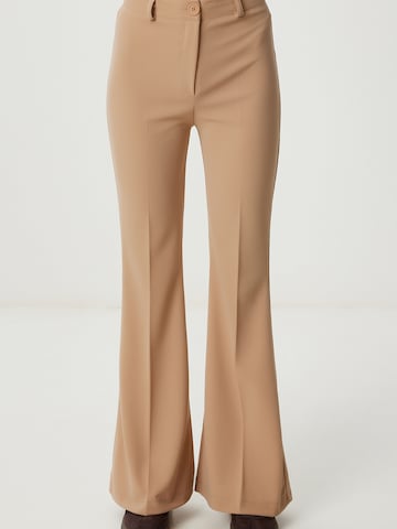 Happiness İstanbul Расклешенный Плиссированные брюки в Бежевый: спереди