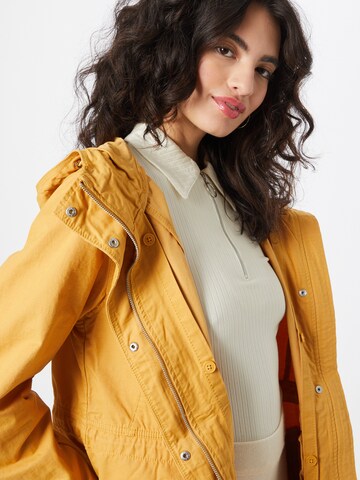 QS - Parka de inverno em amarelo