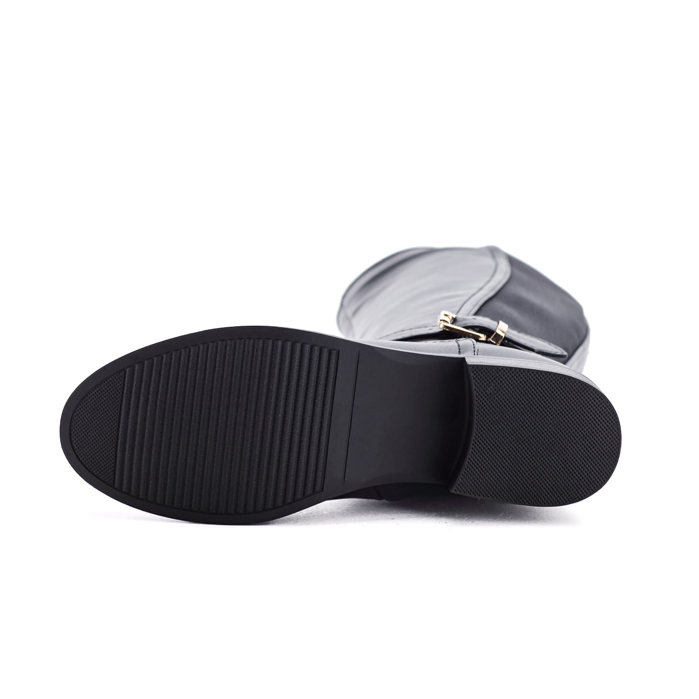 Elara Laarzen in Zwart