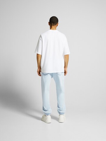 Bershka Дънки Tapered Leg Дънки в синьо