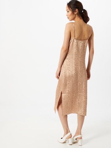 Robe de soirée NA-KD en beige