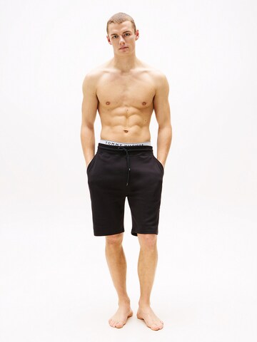 TOMMY HILFIGER Shorts in Schwarz