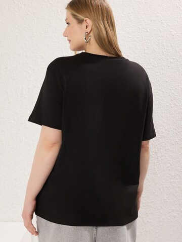 Trendyol Curve T-shirt i svart