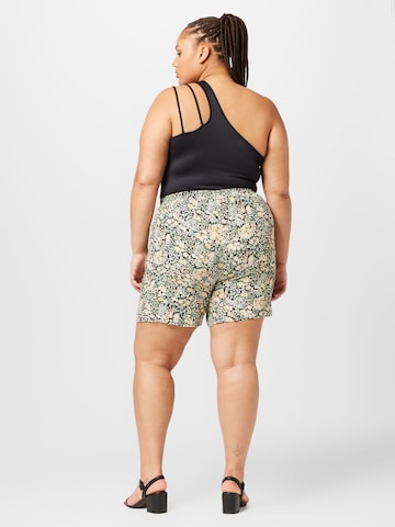 ONLY Curve Regular Shorts 'FREDERIKKE' in Weiß