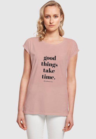 Merchcode T-Shirt 'Good Things Take Time' in Pink: predná strana