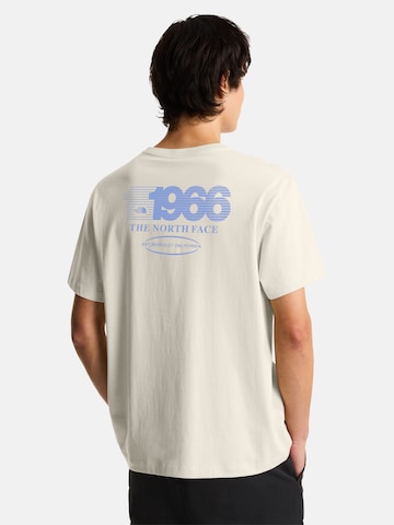 THE NORTH FACE T-shirt 'Track' i vit: framsida