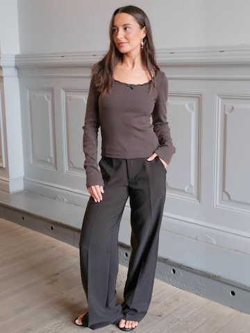 Top ' Lace ' de la ITS MAY pe maro: față