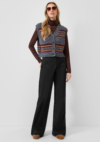 QS Flared Jeans in Black: front