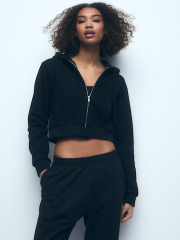 Pull&Bear Sweatjacke in Schwarz: predná strana