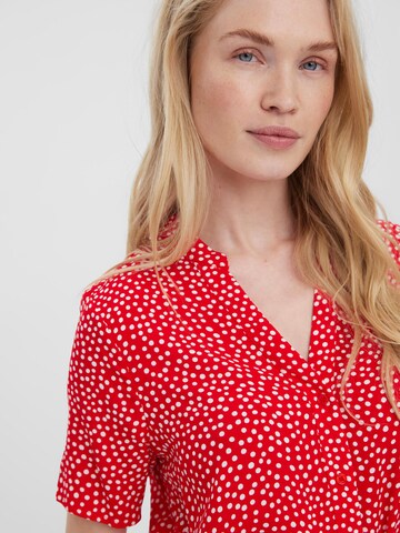 Rochie tip bluză 'Vica' de la VERO MODA pe roșu