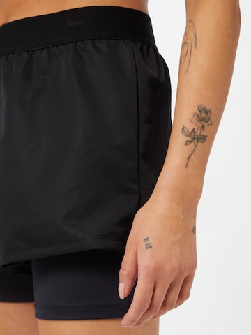 NU-IN Regular Sportshorts in Schwarz