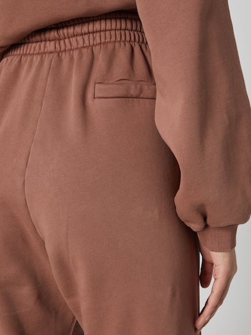 A LOT LESS Tapered Trousers 'Ida' in Brown