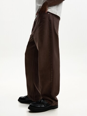 Loosefit Jeans di Bershka in marrone: frontale