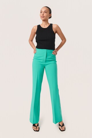 SOAKED IN LUXURY Flared Broek 'Corinne' in Groen