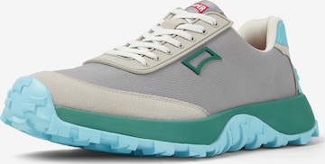 Baskets basses CAMPER en gris : devant